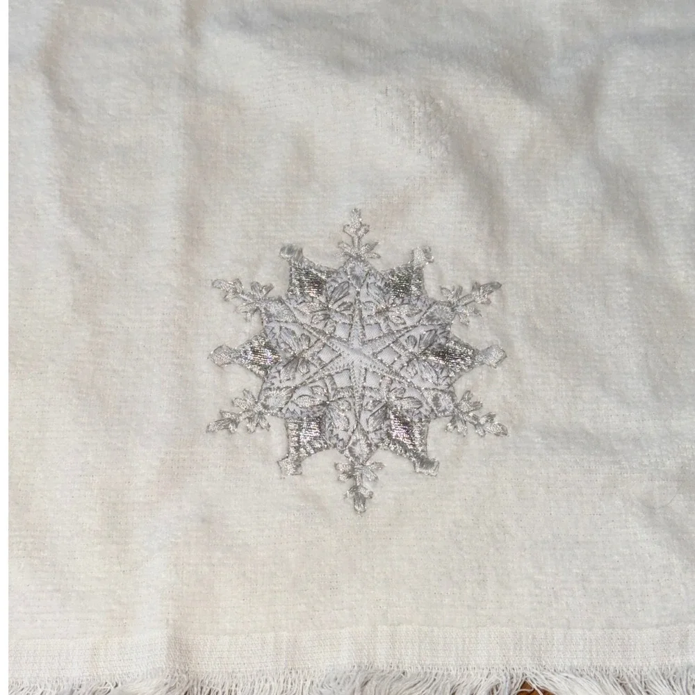 Vtg White Cotton Snowflake Hand Towels Set‎ of 2 Silver Embroidered Holiday 90s